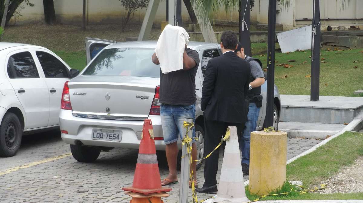 2018-08-13 - AG&Ecirc;NCIA DE NOT&icirc;CIAS - PARCEIRO - Presos na opera&ccedil;&atilde;o Saigon, deflagrada pela Pol&iacute;cia Civil e MinIst&eacute;rio P&uacute;blico nesta segunda-feira (13), chegam na Cidade da Pol&iacute;cia; a a&ccedil;&atilde;o &eacute; para para desarticular um grupo que atua na pr&aacute;tica do Jogo do Bicho e em outras atividades il&iacute;citas em S&atilde;o Gon&ccedil;alo, na Regi&atilde;o Metropolitana do Rio - Foto: Rodrigo Menezes/Parceiro/Ag&ecirc;ncia O Dia