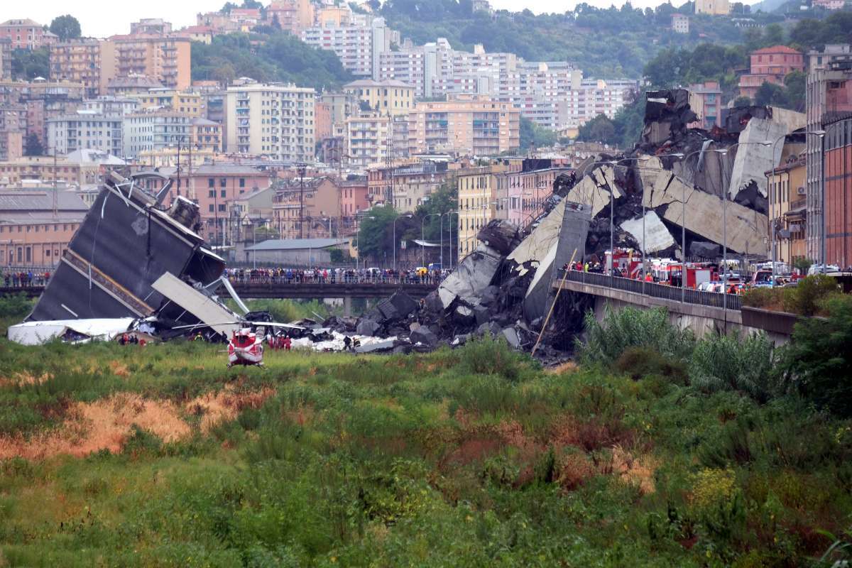 Ponte com 100 metros de altura desaba e eixa, até o momento, 11 mortos e cinco feridos