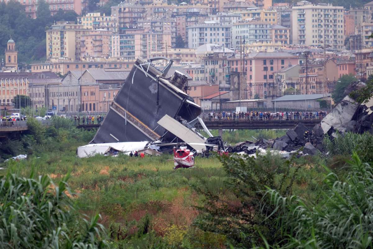 Ponte com 100 metros de altura desaba e eixa, até o momento, 11 mortos e cinco feridos