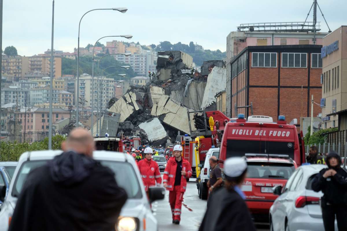Ponte com 100 metros de altura desaba e eixa, até o momento, 11 mortos e cinco feridos