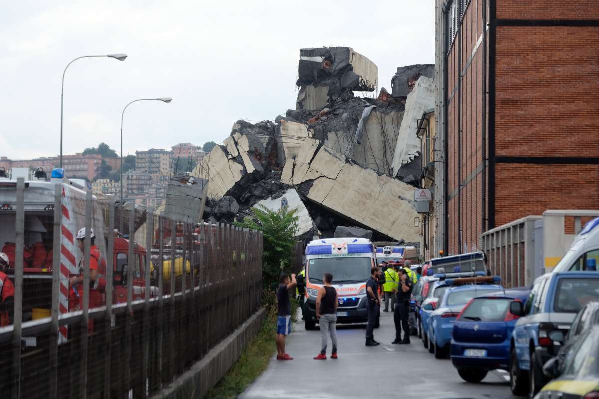 Ponte com 100 metros de altura desaba e eixa, até o momento, 11 mortos e cinco feridos