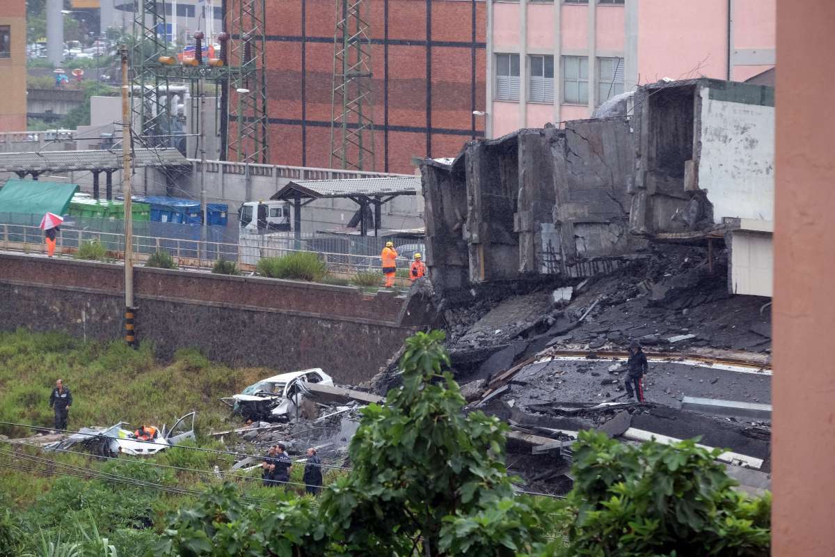 Cera de 200 socorristas trabalham no resgate de vítimas e de feridos sob os escombros