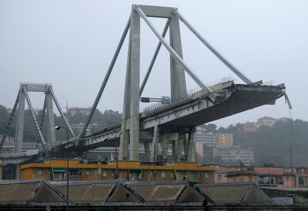 Cera de 200 socorristas trabalham no resgate de vítimas e de feridos sob os escombros