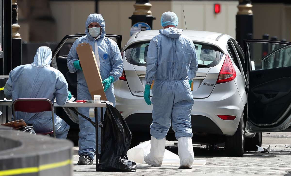 Pedestres e ciclistas foram atropelados, na manhã desta terça-feira, quando um motorista invadiu a calçada e chegou a passar pela barreira de segurança do Parlamento britânico. Caso é investigado como terrorismo - AFP