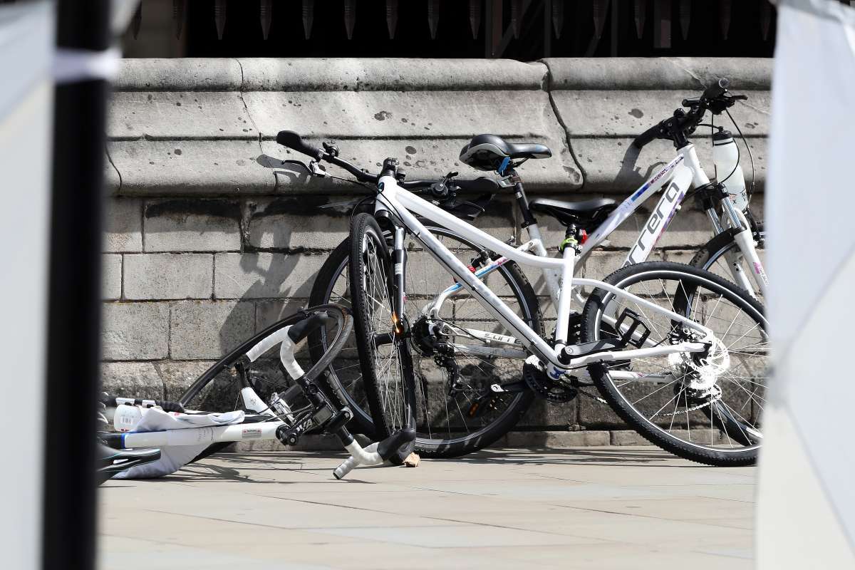 Pedestres e ciclistas foram atropelados, na manhã desta terça-feira, quando um motorista invadiu a calçada e chegou a passar pela barreira de segurança do Parlamento britânico. Caso é investigado como terrorismo