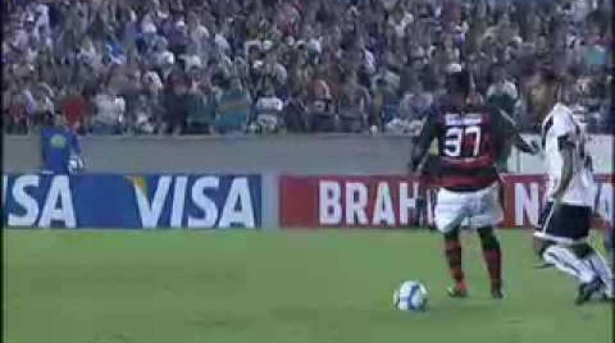 Felipe é lembrado por perfil do Vasco em dia do canhoto - Reprodução