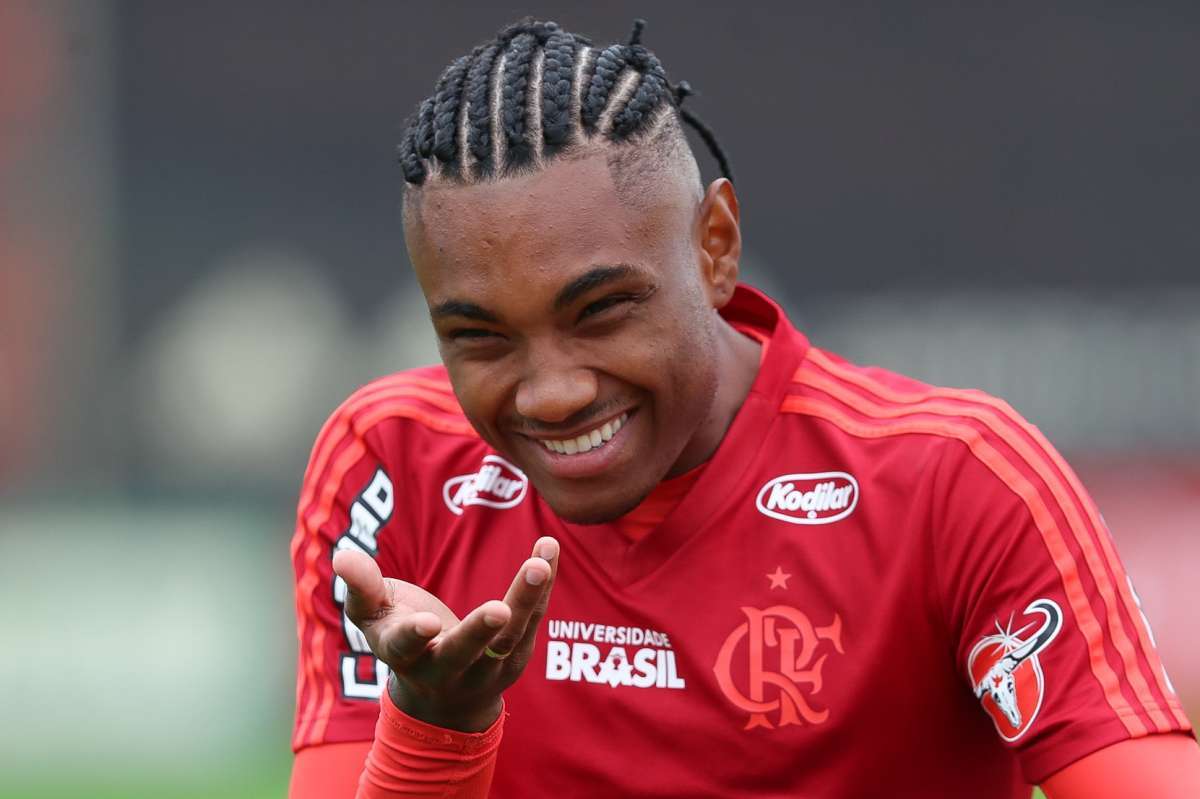 Atacante Vitinho brinca durante treino do Flamengo no Ninho do Urubu - GILVAN DE SOUZA / FLAMENGO