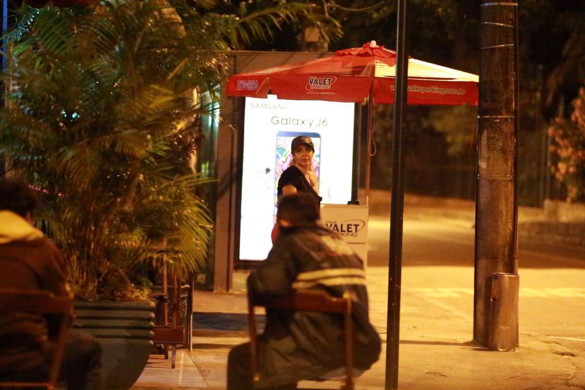 Joelma e Alessandro Cavalcante deixando restaurante no Jardim Botânico
