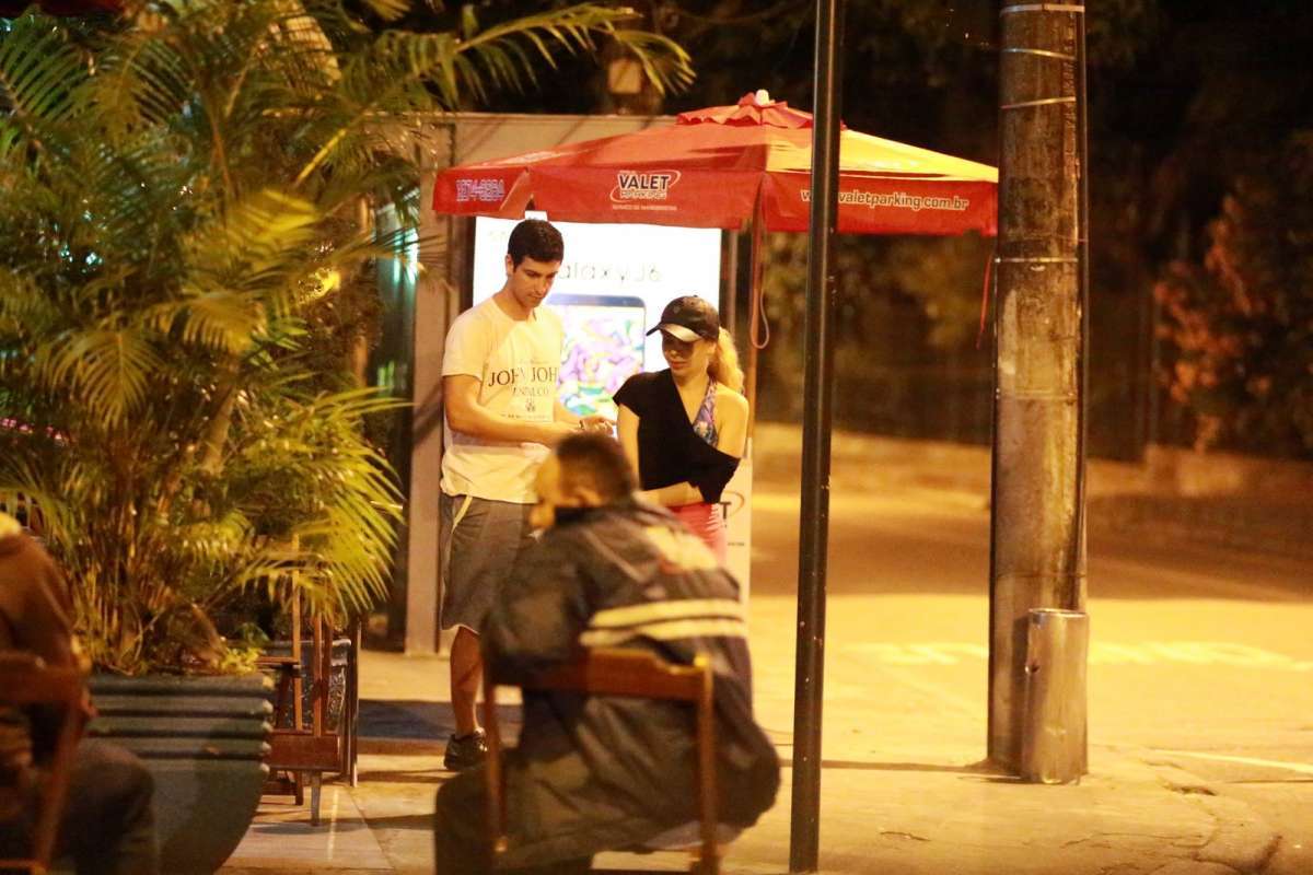 Joelma e Alessandro Cavalcante deixando restaurante no Jardim Botânico