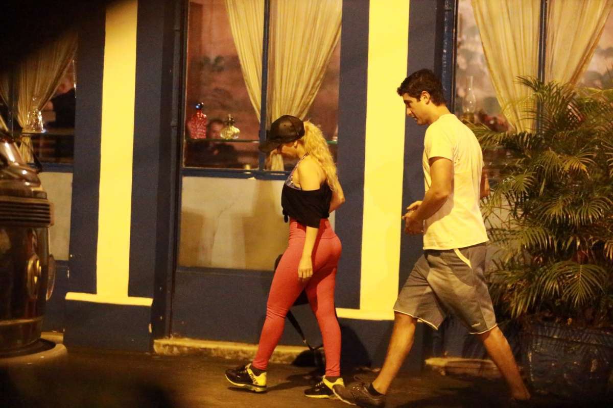 Joelma e Alessandro Cavalcante deixando restaurante no Jardim Botânico - AgNews