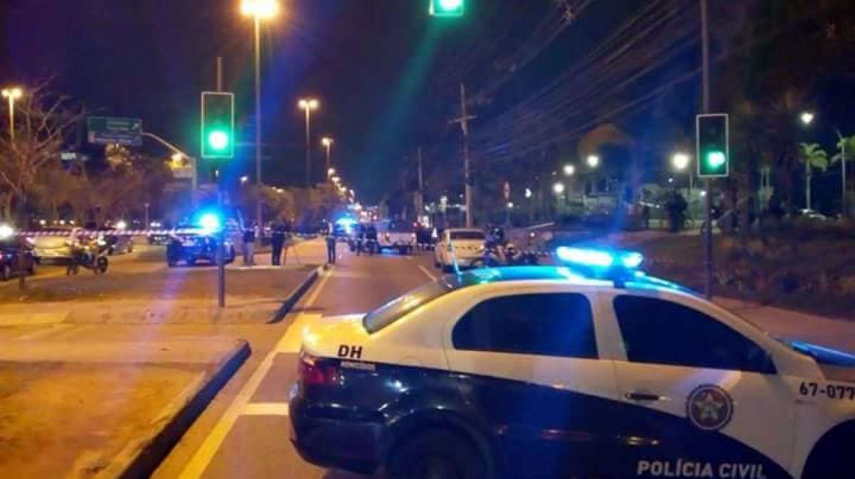 A Delegacia de Homicídios realizou perícia no local do crime