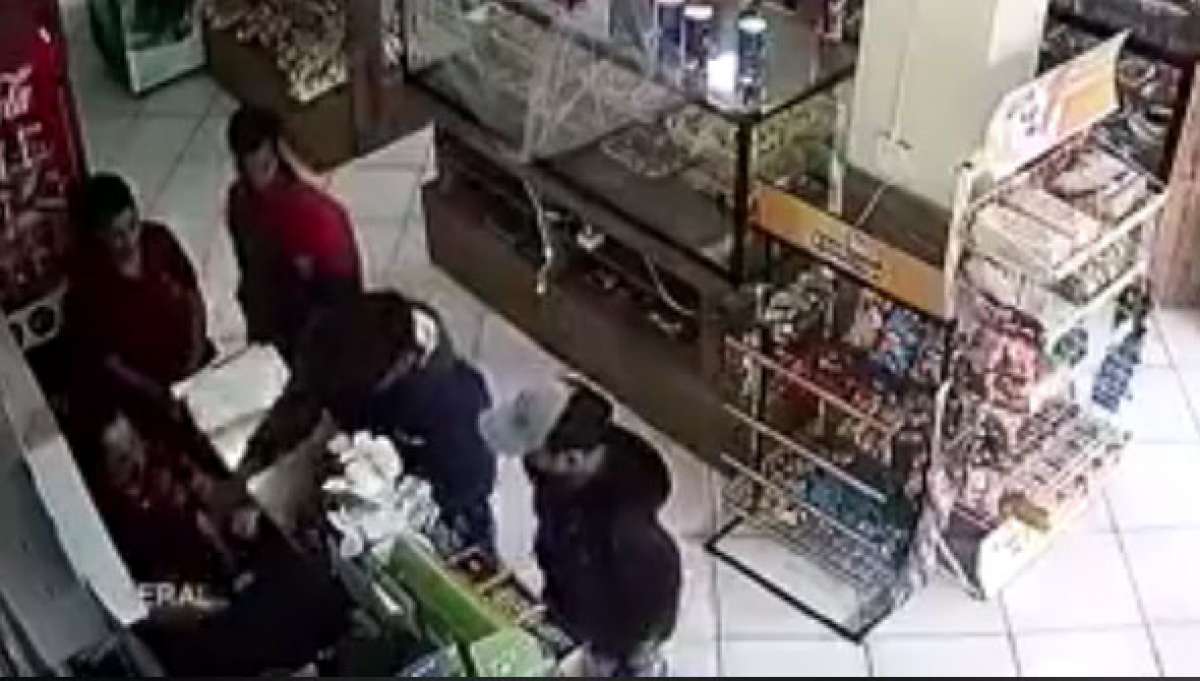 Eles roubam o dinheiro do caixa da padaria - Reprodu&ccedil;&atilde;o / Alerta Vila Isabel