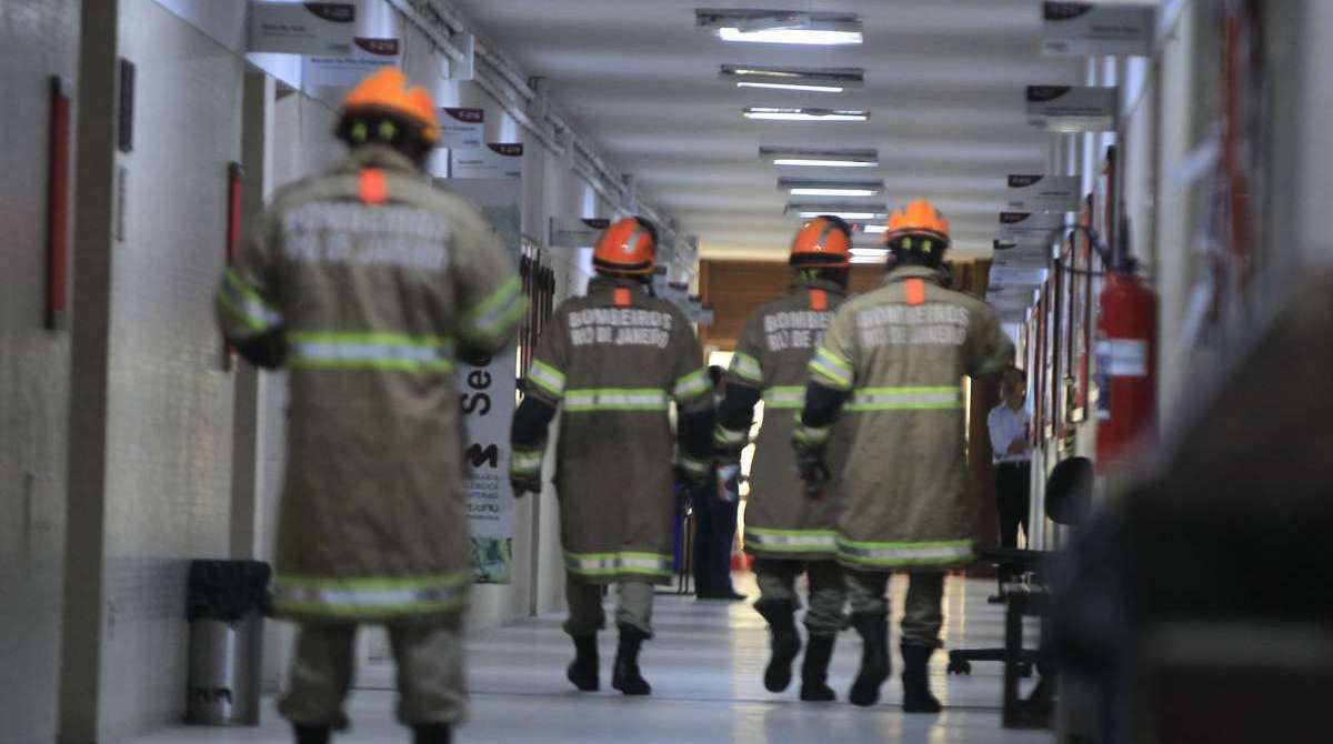 Explos&atilde;o em laborat&oacute;rio da UFRJ  deixa feridos. Na foto, depend&ecirc;ncias do pavilh&atilde;o F e movimenta&ccedil;&atilde;o de alunos evacuando as salas e o trabalho dos bombeiros.                          Estefan Radovicz / Ag&ecirc;ncia O Dia                                        CIDADE,EXPLOS&Atilde;O,UFRJ,FACULDADE,ILHA
      Byline