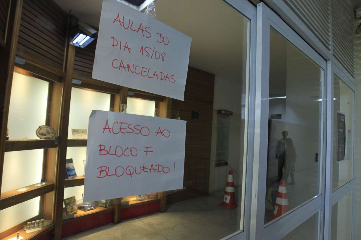 Explos&atilde;o em laborat&oacute;rio da UFRJ  deixa feridos. Na foto, depend&ecirc;ncias do pavilh&atilde;o F e movimenta&ccedil;&atilde;o de alunos evacuando as salas e o trabalho dos bombeiros.                          Estefan Radovicz / Ag&ecirc;ncia O Dia                                        CIDADE,EXPLOS&Atilde;O,UFRJ,FACULDADE,ILHA
      Byline