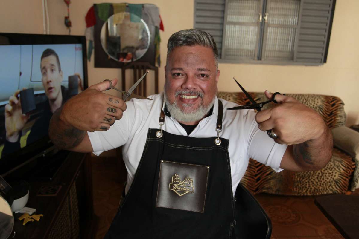 15/08/18- CADERNO ZONA NORTE - Elvio Figueiredo atende as pessoas na própria casa ou vai até a casa dos clientes. Local: Vila Valqueire. Foto de Maíra Coelho / Agência O Dia. Cidade,Zona, Norte, Economia, Empreendedor, Caderno, Negócios