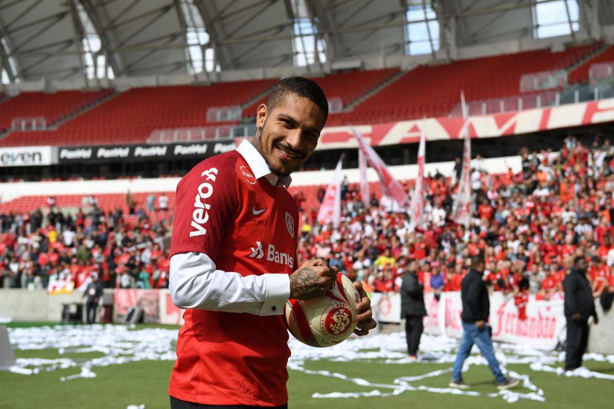 O peruano Paolo Guerrero &eacute; apresentado com festa da torcida do Internacional, no Beira-Rio