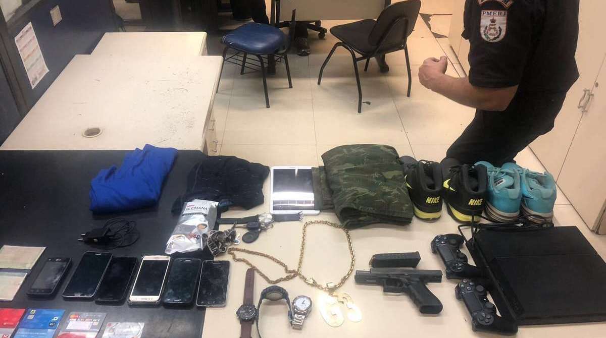 Objetos roubados da casa do MC G3 foram recuperados pela PM, entre eles o seu corão de ouro e o videogame