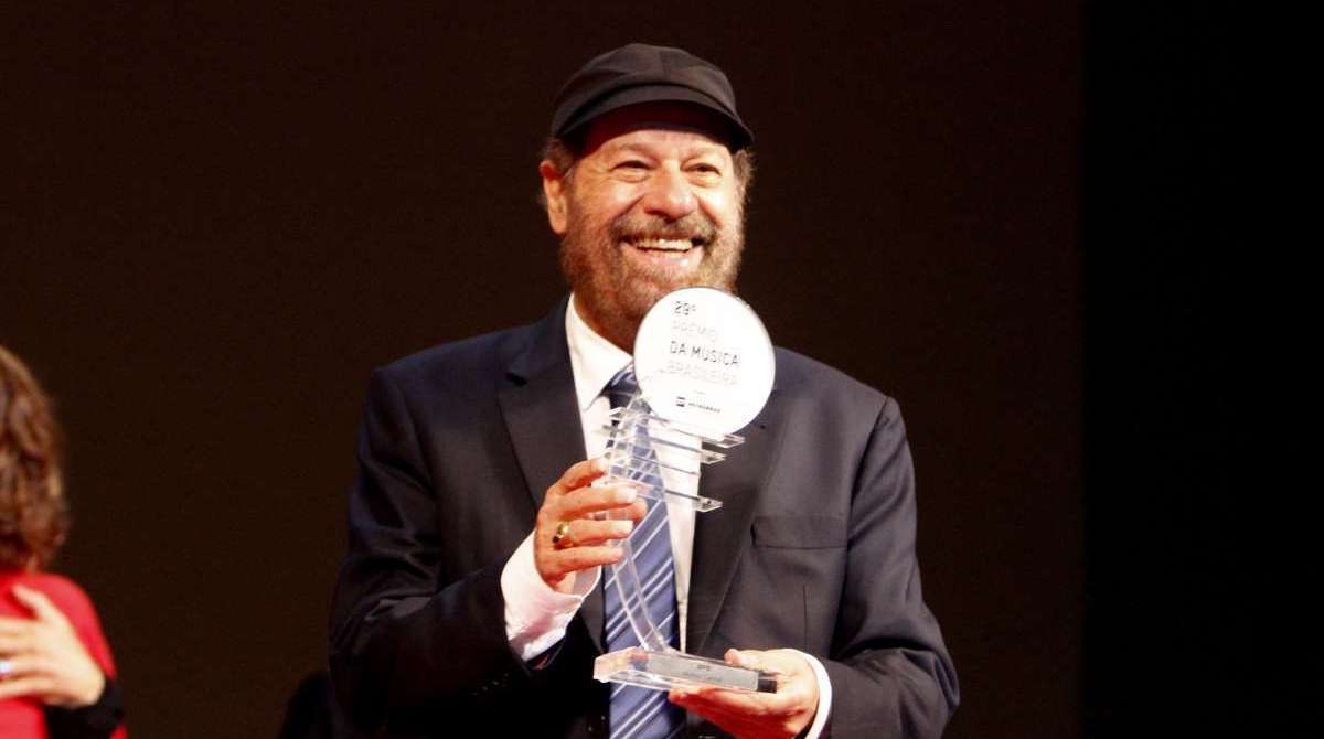 15/08/2018 - AG&Ecirc;NCIA DE NOT&icirc;CIAS - PARCEIRO - Jo&atilde;o Bosco, na 29&ordf; edi&ccedil;&atilde;o do Pr&ecirc;mio da M&uacute;sica Brasileira, realizado no Theatro Municipal do Rio na noite desta quarta-feira (15). Luiz Melodia, que morreu em agosto de 2017, aos 66 anos, v&iacute;tima de um c&acirc;ncer, foi o grande homenageado da noite - Foto: Onofre Veras/Parceiro/Ag&ecirc;ncia O Dia