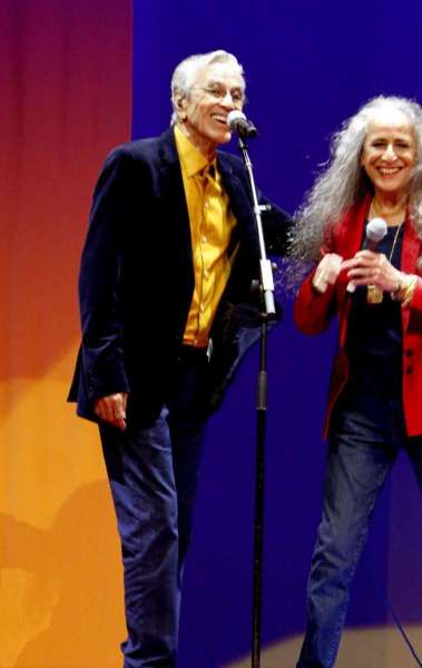 15/08/2018 - AG&Ecirc;NCIA DE NOT&icirc;CIAS - PARCEIRO - Caetano Veloso e Maria Beth&acirc;nia, na 29&ordf; edi&ccedil;&atilde;o do Pr&ecirc;mio da M&uacute;sica Brasileira, realizado no Theatro Municipal do Rio na noite desta quarta-feira (15). Luiz Melodia, que morreu em agosto de 2017, aos 66 anos, v&iacute;tima de um c&acirc;ncer, foi o grande homenageado da noite - Foto: Onofre Veras/Parceiro/Ag&ecirc;ncia O Dia