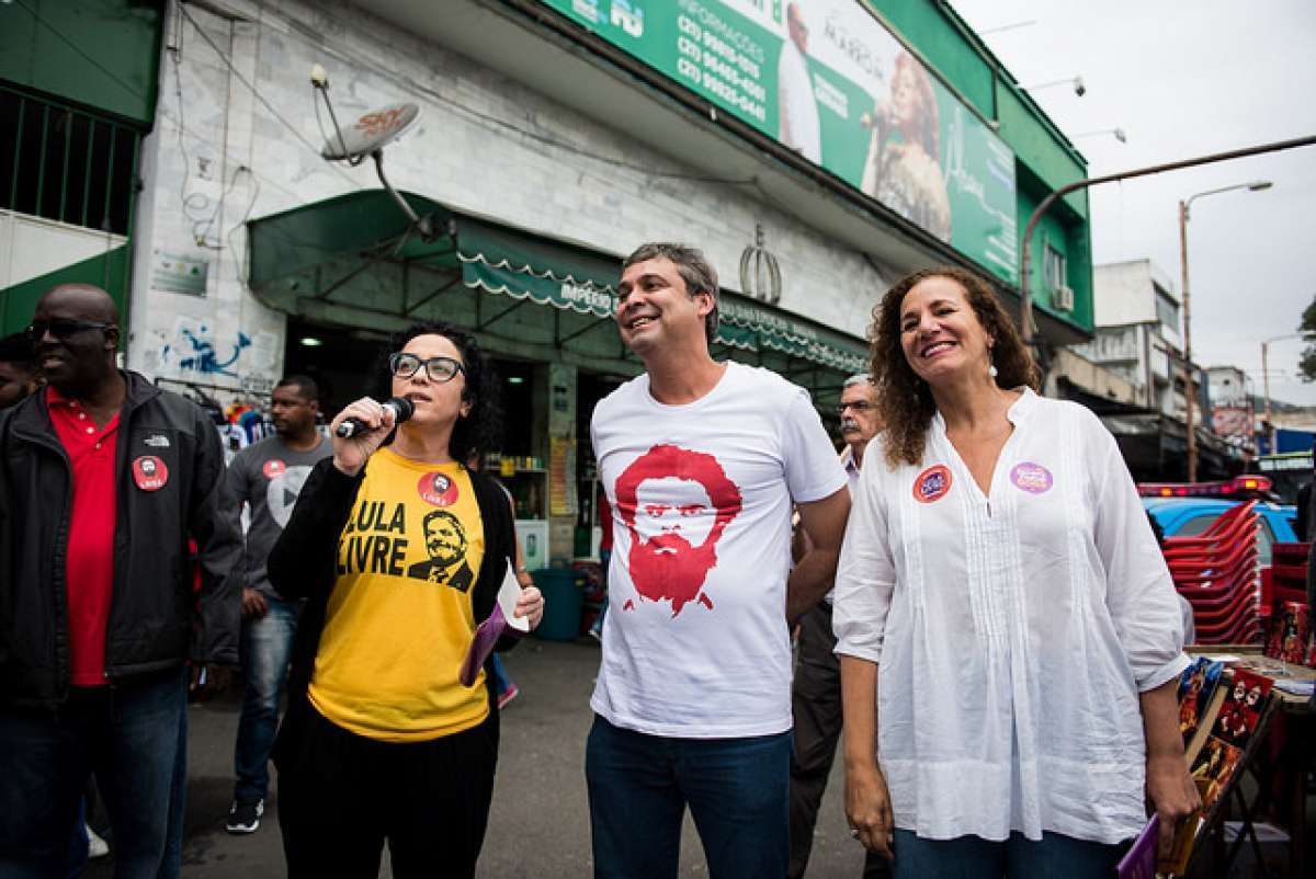 Marcia Tiburi (PT) caminha em Madureira com o senador Lindbergh Farias (PT) e com a deputada Jandira Feghali (PCdoB), candidatos &agrave; reelei&ccedil;&atilde;o