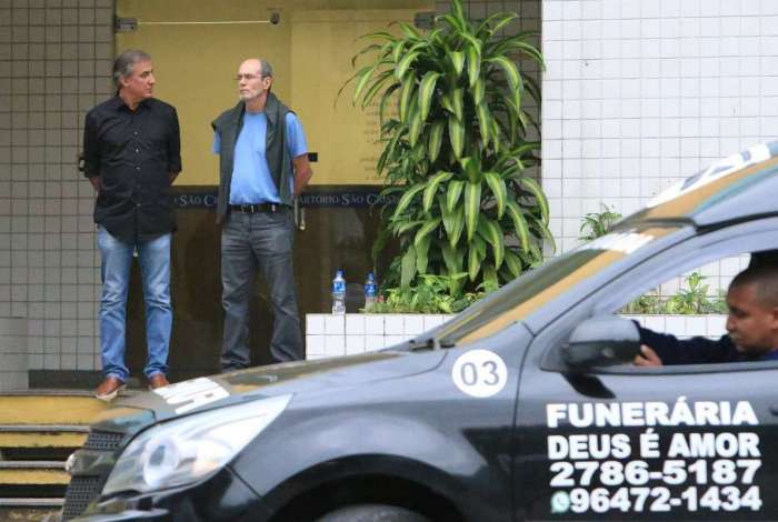 Silvio, viúvo de Karina (de blusa preta), esteve no Instituto Médico Legal ontem, junto com parentes. O corpo da corretora será enterrado hoje Silvio, viúvo de Karina (de blusa preta), esteve no Instituto Médico Legal ontem, junto com parentes. O corpo da corretora será enterrado hoje