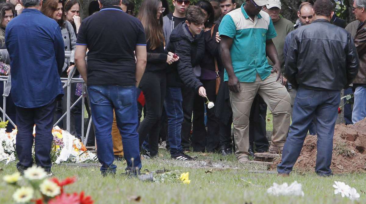 , Enterro de  Karina Garofalo  no Cemitério  Portal da Saudade em Volta Redonda  Filho jogando flores na caixão Foto  Severino  Silva Agencia O Dia