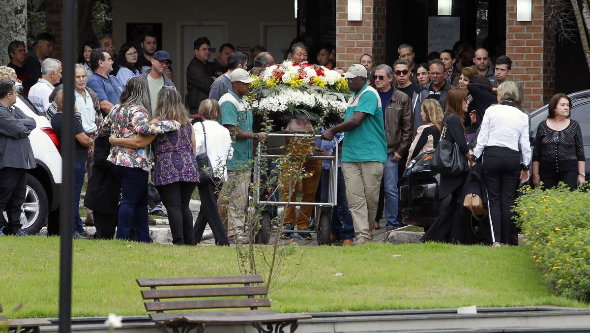 , Enterro de  Karina Garofalo  no Cemitério  Portal da Saudade em Volta Redonda  Filho jogando flores na caixão Foto  Severino  Silva Agencia O Dia