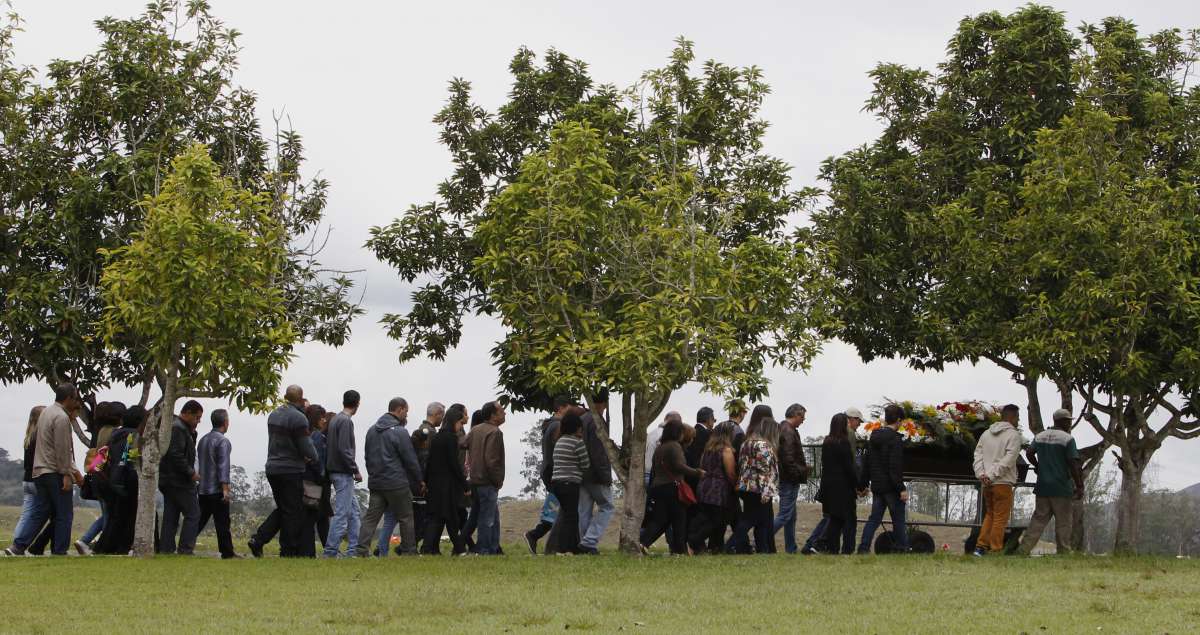 , Enterro de  Karina Garofalo  no Cemit&eacute;rio  Portal da Saudade em Volta Redonda  Filho jogando flores na caix&atilde;o Foto  Severino  Silva Agencia O Dia
