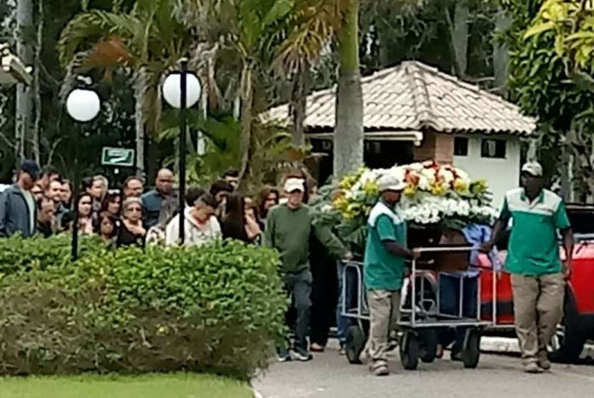 Familiares e amigos se despedem de Karina Garofalo 