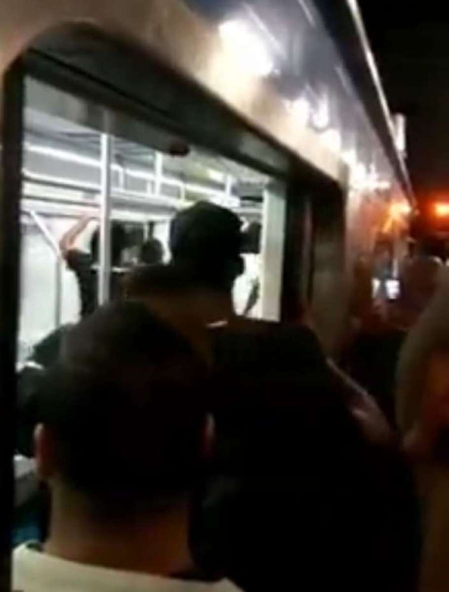 Homem é agredido por passageiros dentro de vagão - Reprodução / Internet