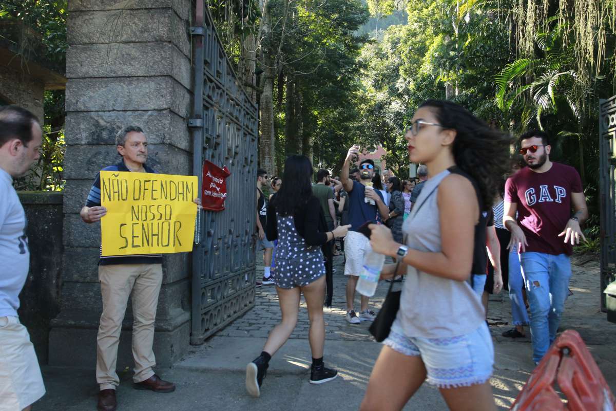 19/08/18- A exposição Queermuseu: Cartografias da Diferença na Arte Brasileira foi viabilizada atraves de um financiamento coletivo e reaberta na Escola de Artes Visuais do Parque Lage, zona sul do Rio. A mostra provocou polêmica e debates sobre a liberdade de expressão em 2017 em Porto Alegre. Em no seu 2 dia de reabertura já tem recorde de público com filas imensas. Foto de Maíra Coelho / Agência O Dia. Cidade,Polêmica, Exposição, Gênero, Debate, Queermuseu, Crivella, Prefeitura,