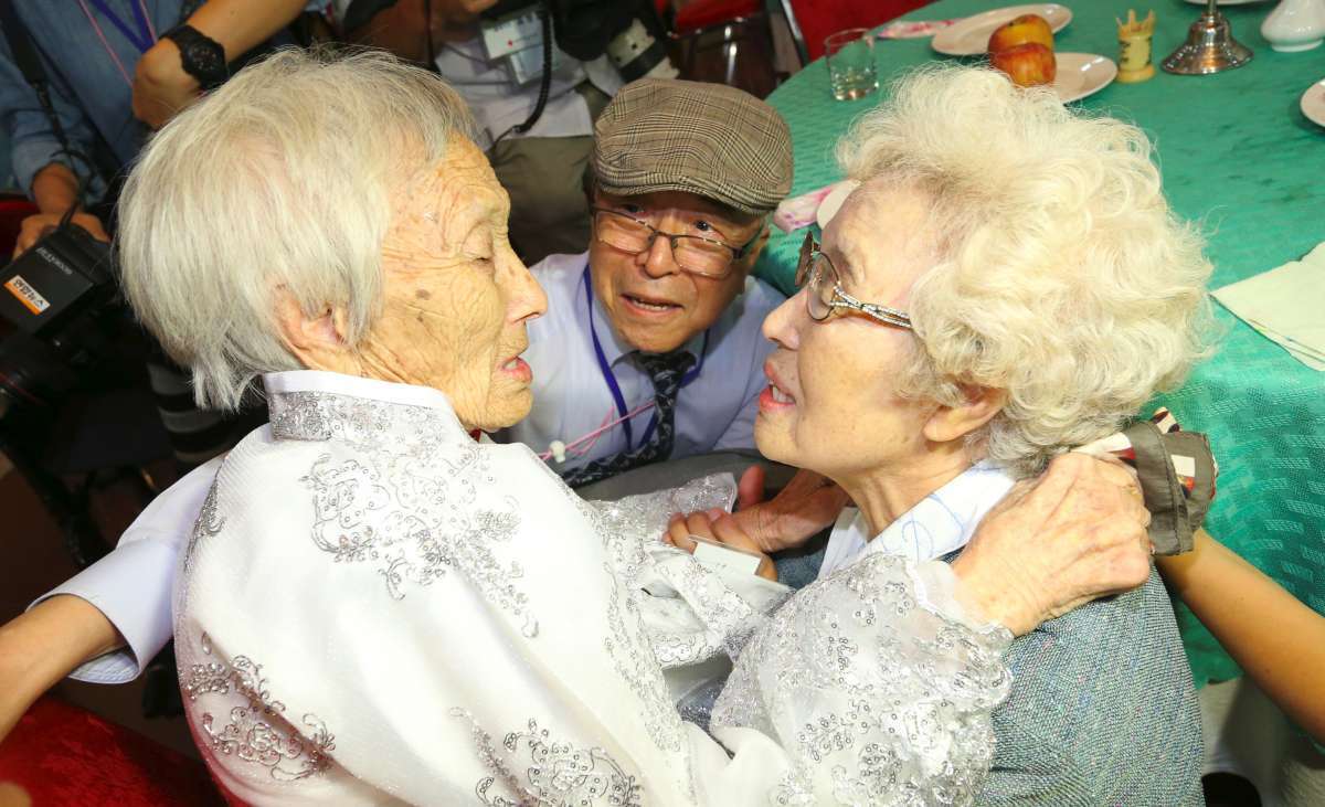 A sul-coreana Jo Hye-do, de 86 anos, abraça sua irmã norte-coreana Jo Soon-do, de 89 anos