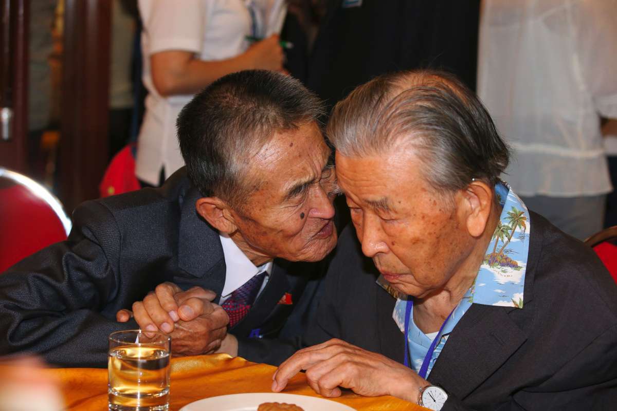 A sul-coreana Jo Hye-do, de 86 anos, abraça sua irmã norte-coreana Jo Soon-do, de 89 anos