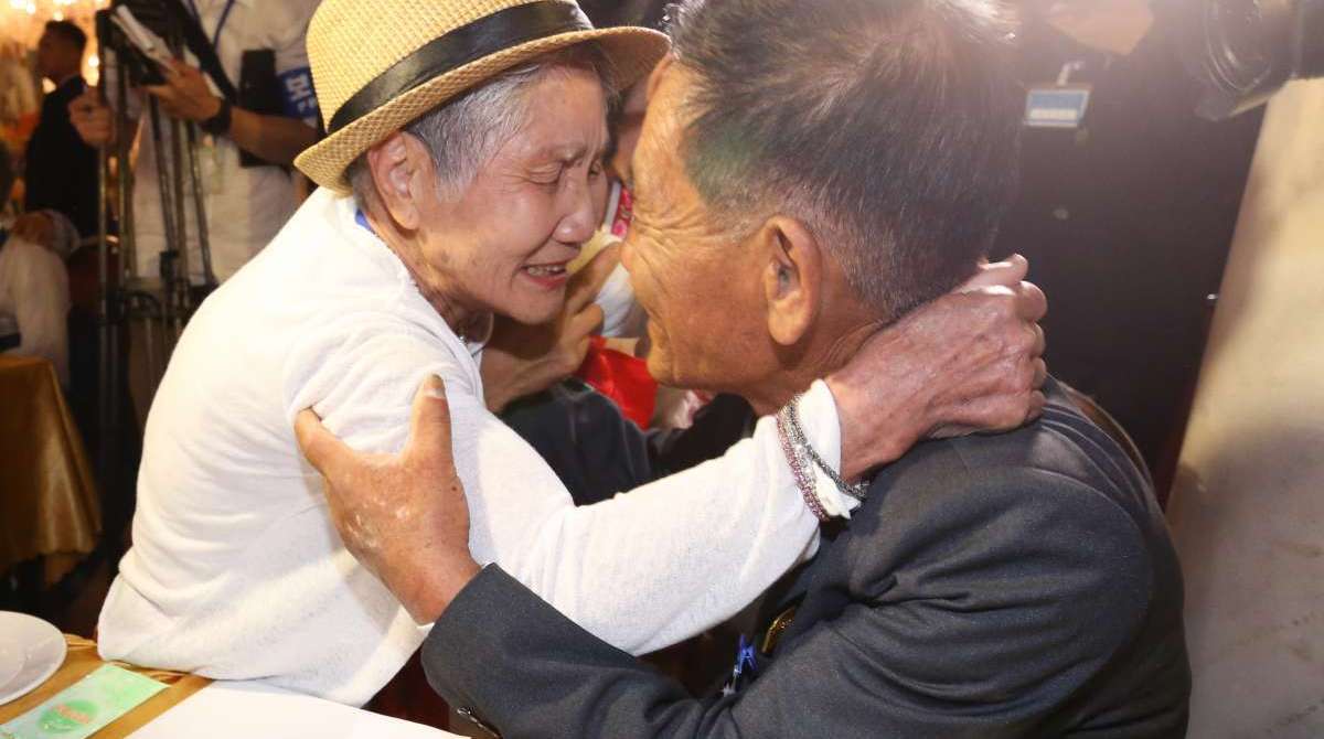 A sul-coreana Jo Hye-do, de 86 anos, abraça sua irmã norte-coreana Jo Soon-do, de 89 anos