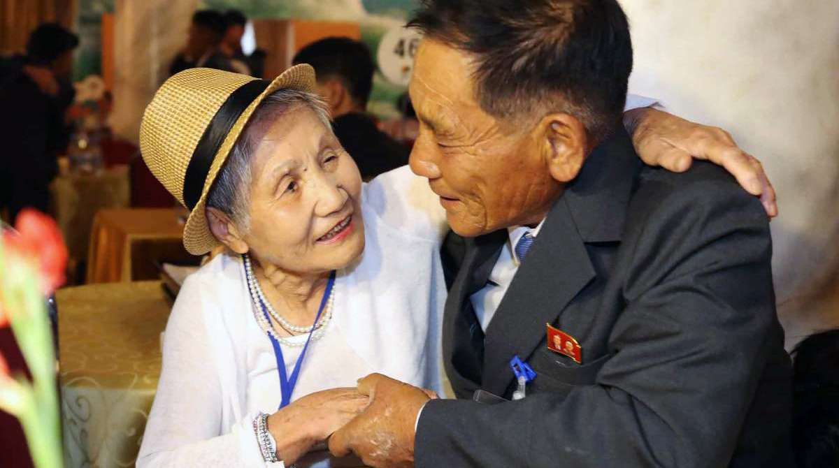 A sul-coreana Jo Hye-do, de 86 anos, abraça sua irmã norte-coreana Jo Soon-do, de 89 anos