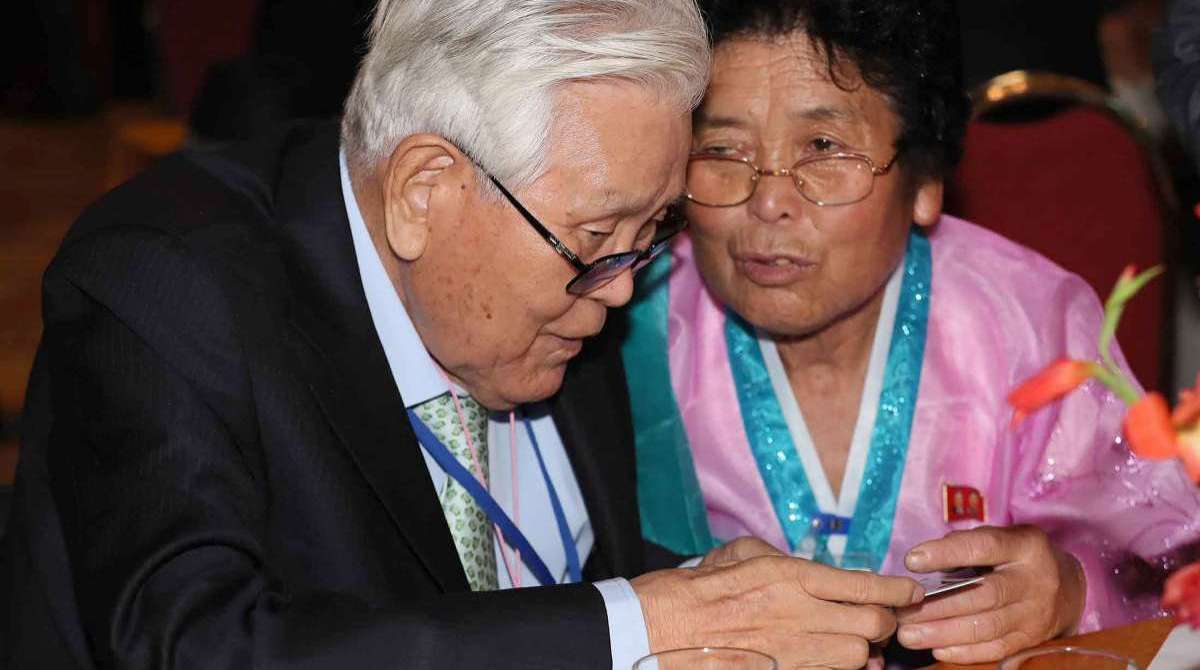 A sul-coreana Jo Hye-do, de 86 anos, abraça sua irmã norte-coreana Jo Soon-do, de 89 anos