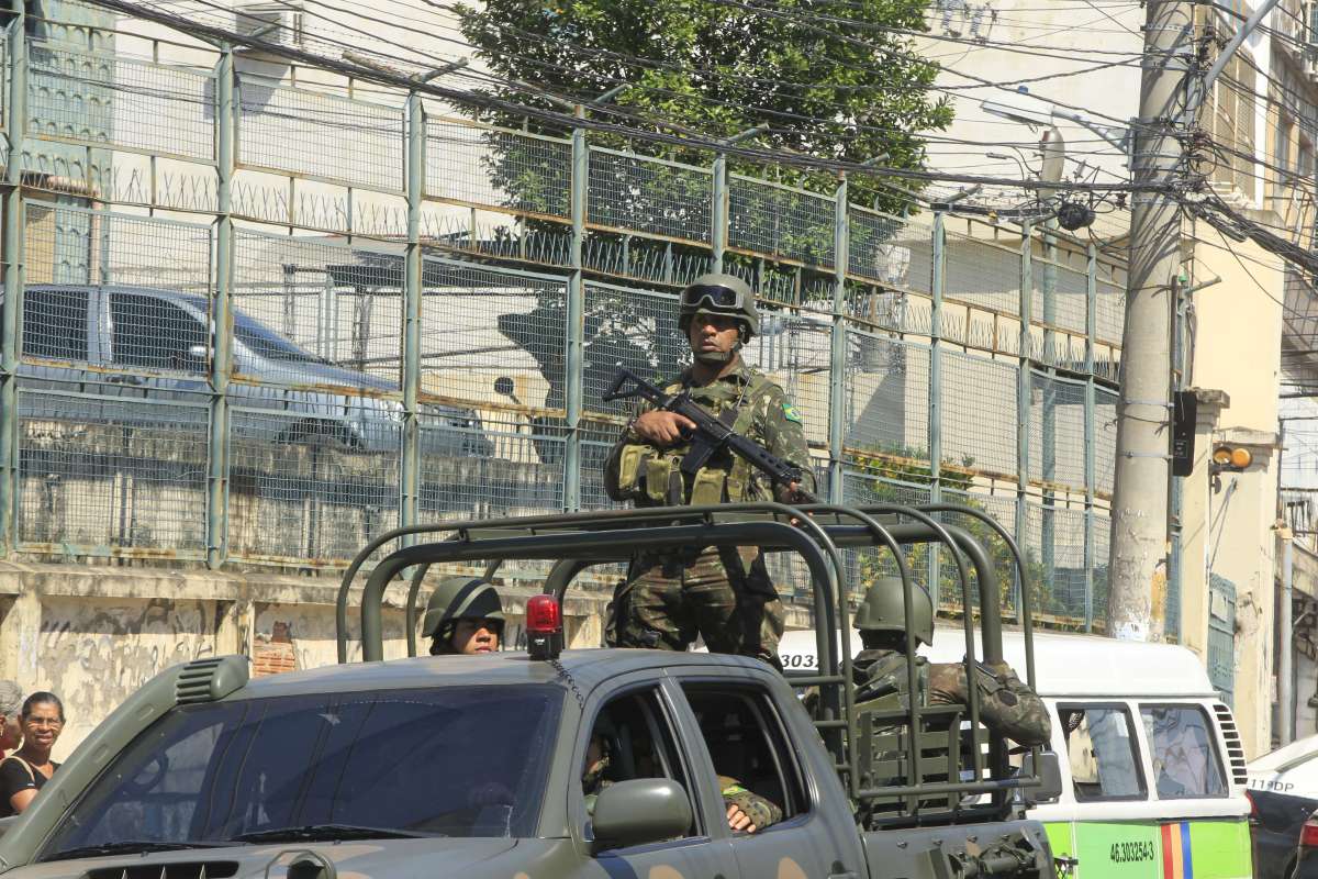 Forças Armadas realizam operações nos complexos do Alemão, Maré e Penha