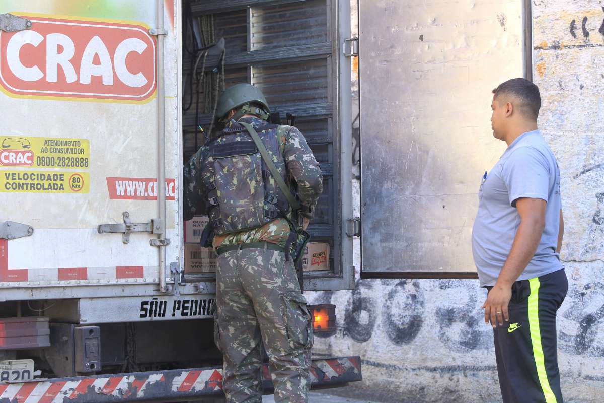 Movimentação policial no Alemão. Localidade da Nova Brasília. com Policiais Civis cumprindo mandados de prisão. Fotos de Estefan Radovicz / Agência O Dia CIDADE,POLÍCIA,PRISÃO,ALEMÃO
Byline
