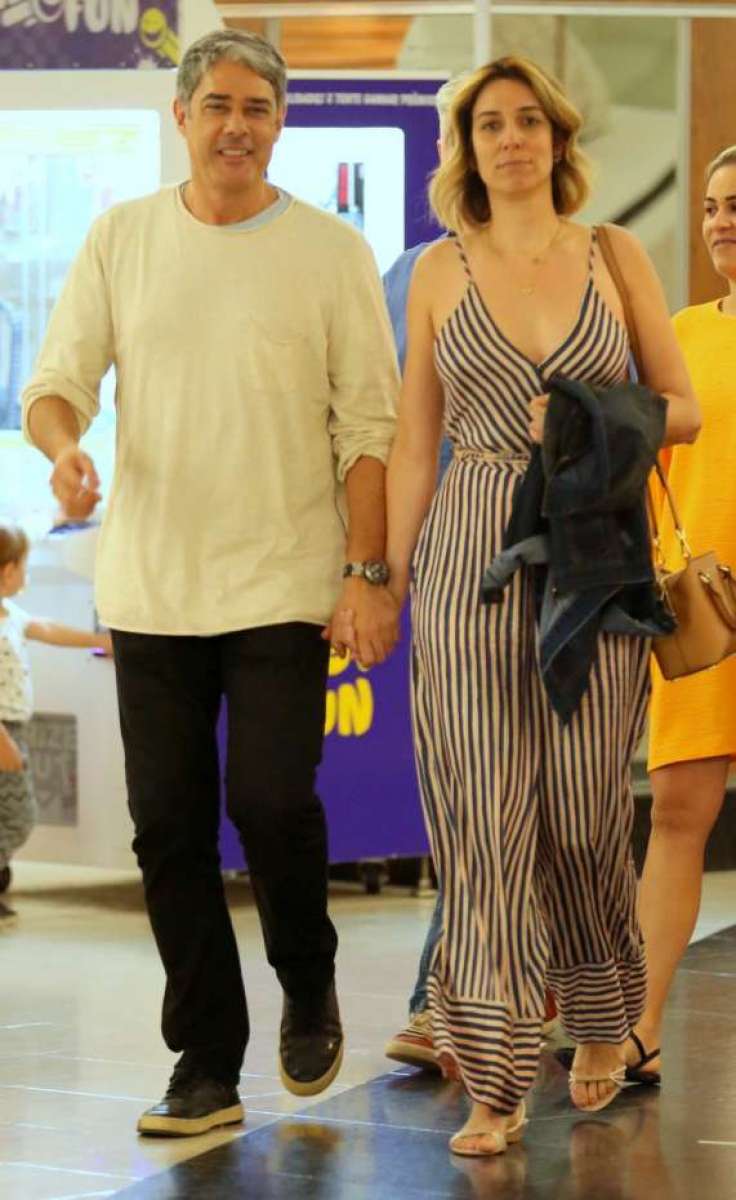 William Bonner e Natasha Dantas passeiam em shopping no Rio - Ag. News
