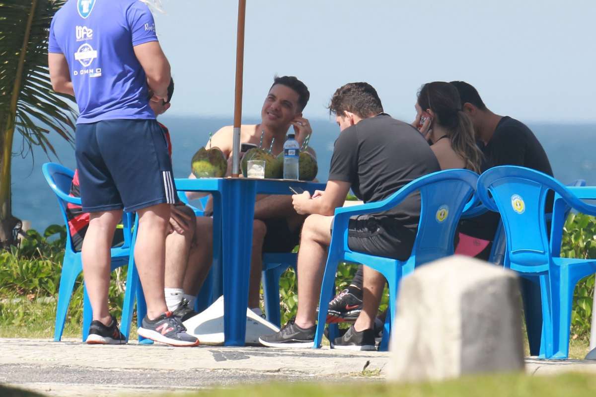 Wesley Safadão curte praia com amigos e é tietado por fãs