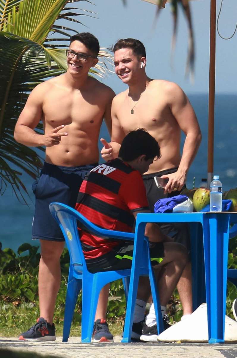 Wesley Safadão curte praia com amigos e é tietado por fãs
