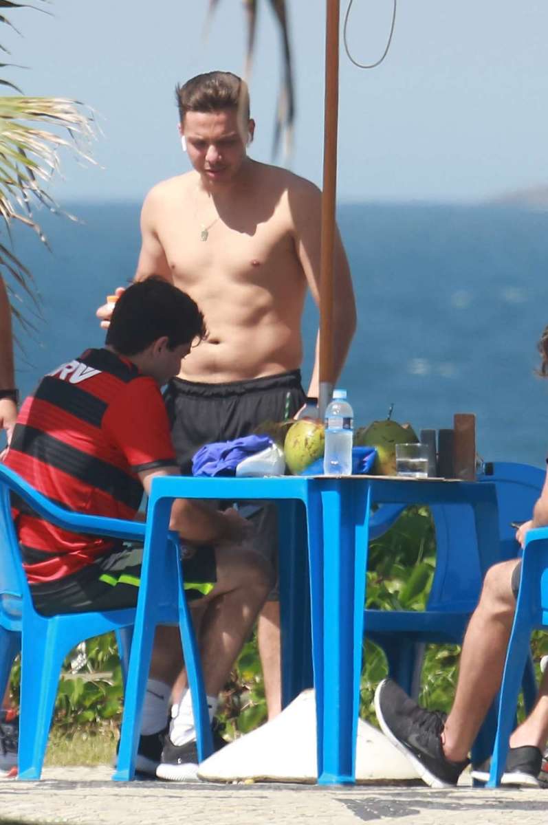 Wesley Safadão curte praia com amigos e é tietado por fãs