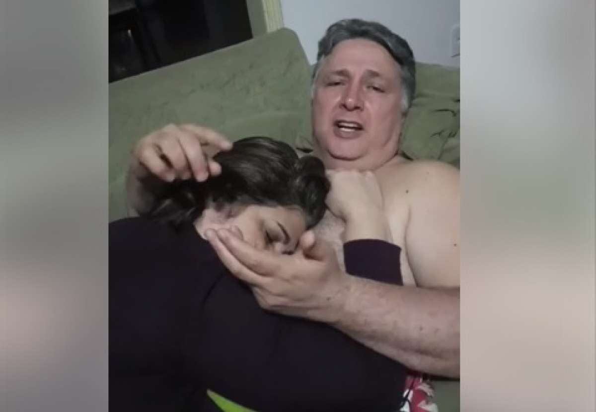 Garotinho fala de dia de campanha deitado sem camisa com Rosinha Garotinho - Reprodução/ Facebook