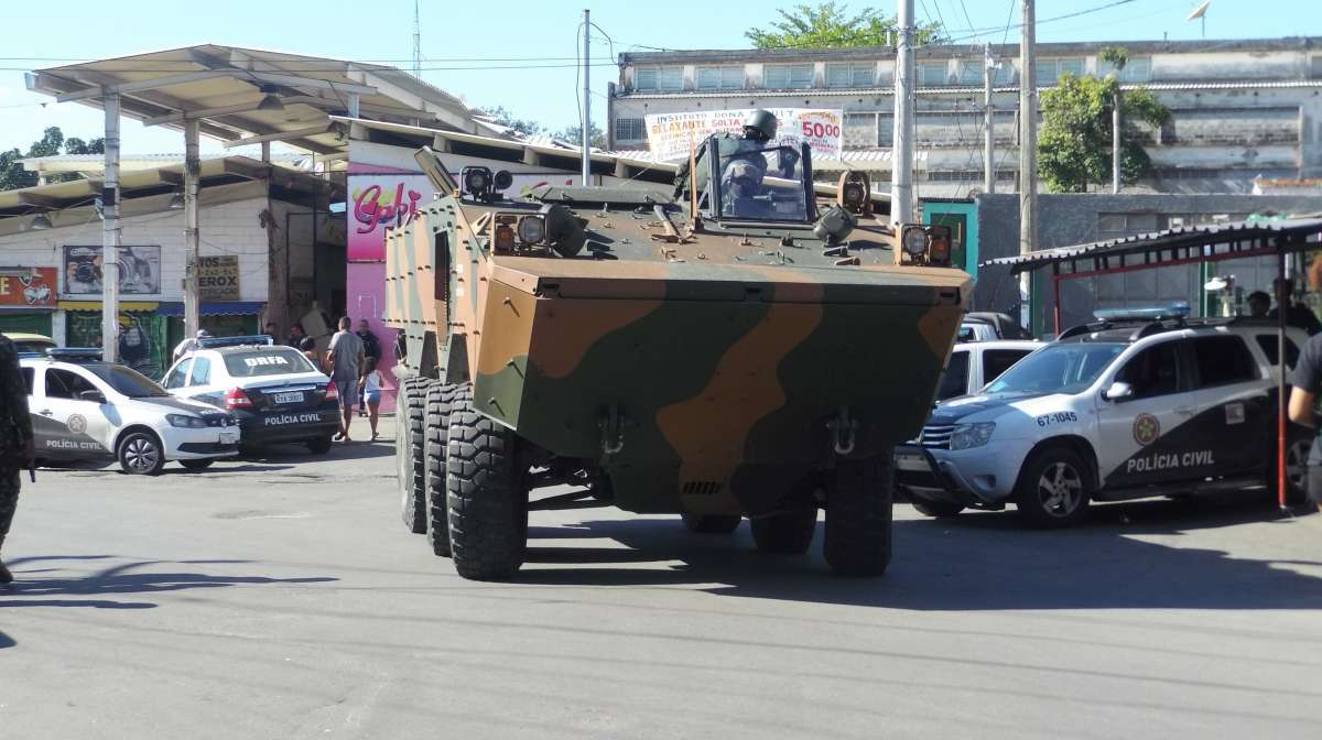 8-20-8--20 - AGÊNCIA DE NOTîCIAS - PARCEIRO - Forças de segurança fazem operação deflagrada pelo Comando Conjunto da Intervenção Federal, na Vila Cruzeiro, Complexo da Penha, na Zona Norte do Rio, nesta segunda-feira (20) - Foto: Rodrigo Menezes/Parceiro/Agência O Dia
