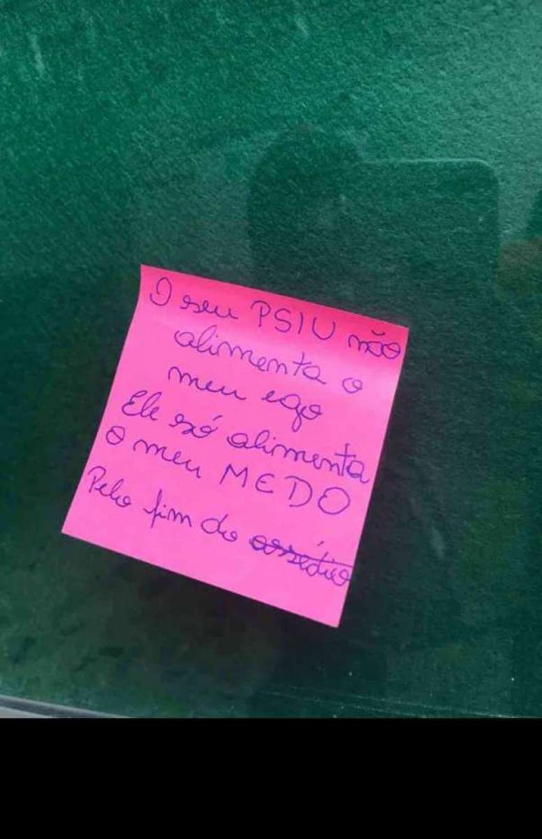 Em protesto contra denúncias de assédio por parte de professores e monitores de colégio, alunos colam papéis com frases em repúdio a atitude de funcionários