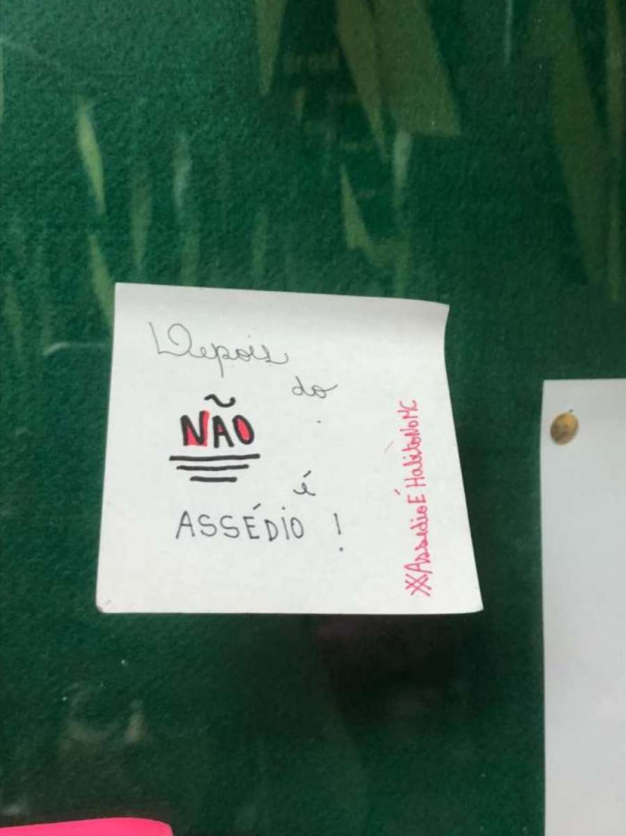 Em protesto contra denúncias de assédio por parte de professores e monitores de colégio, alunos colam papéis com frases em repúdio a atitude de funcionários