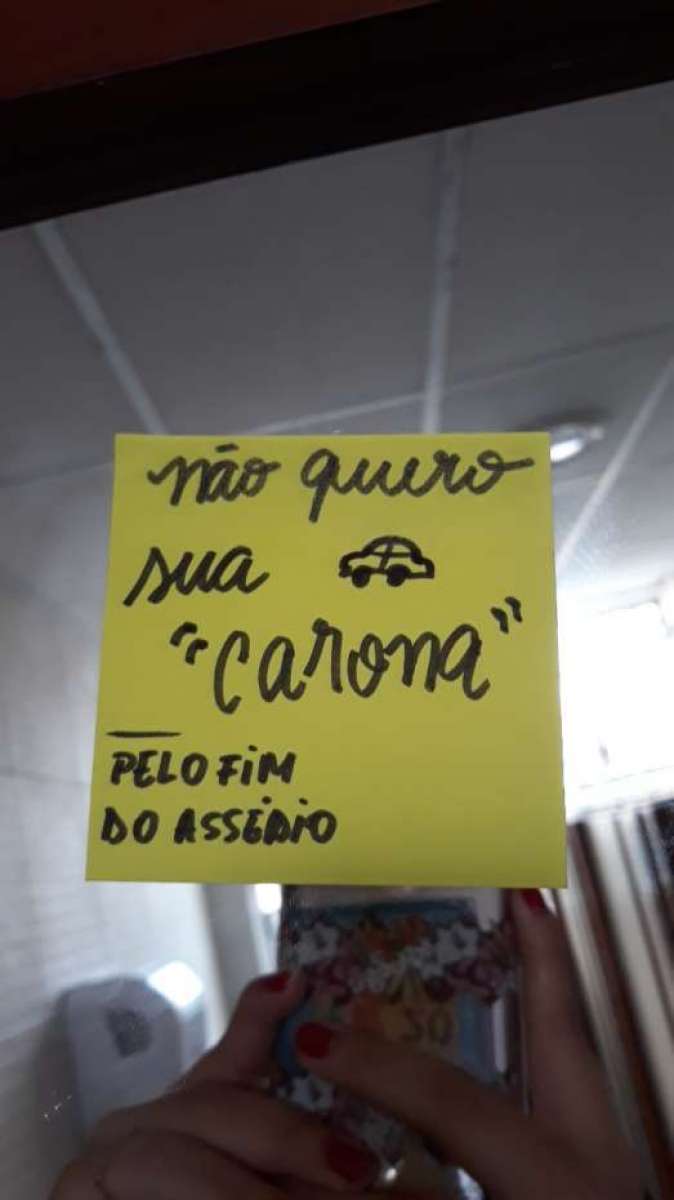 Em protesto contra denúncias de assédio por parte de professores e monitores de colégio, alunos colam papéis com frases em repúdio a atitude de funcionários