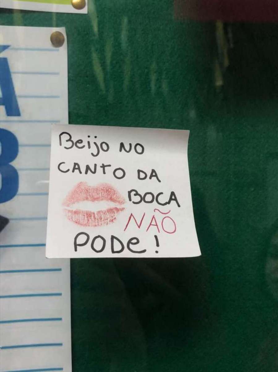 Em protesto contra denúncias de assédio por parte de professores e monitores de colégio, alunos colam papéis com frases em repúdio a atitude de funcionários