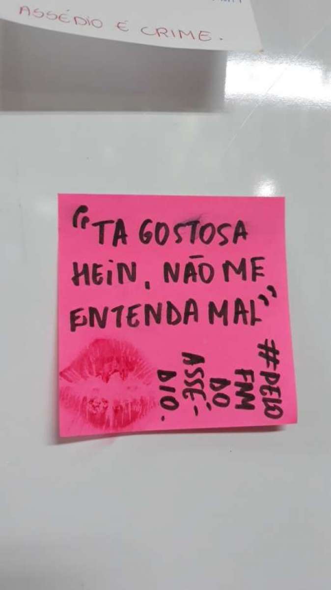 Em protesto contra denúncias de assédio por parte de professores e monitores de colégio, alunos colam papéis com frases em repúdio a atitude de funcionários