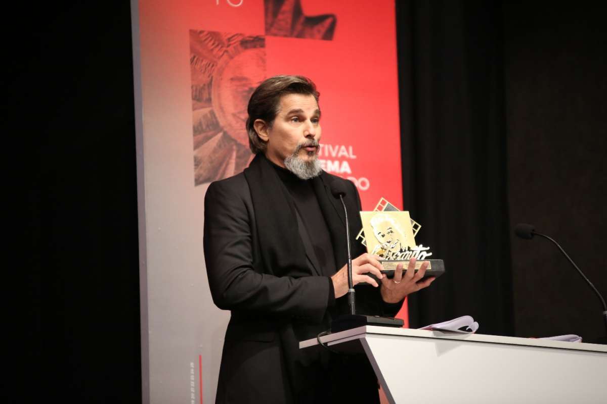 Edson Celulari recebe o Prêmio Oscarito no Festival de Gramado